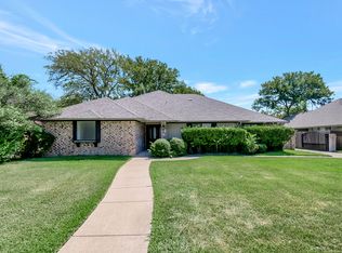 2101 Oak Bluff Dr, Arlington, TX 76006