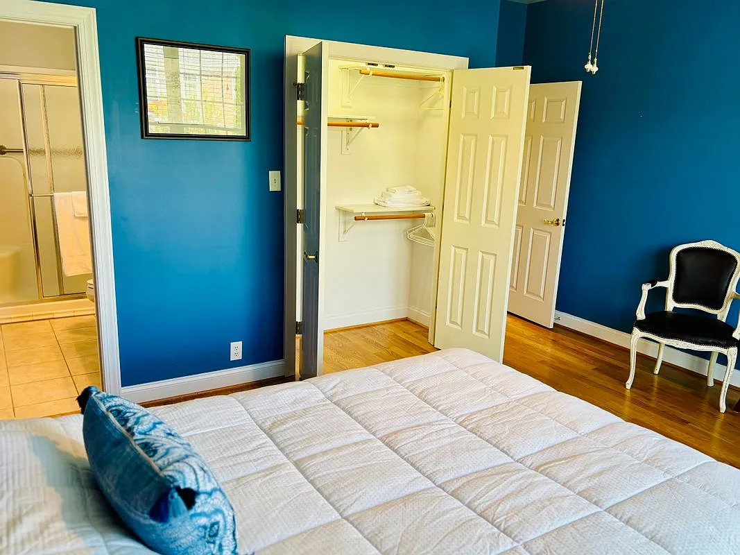 1 bed, 1.0 bath, 4200 sqft, $2,000 — Photo 2