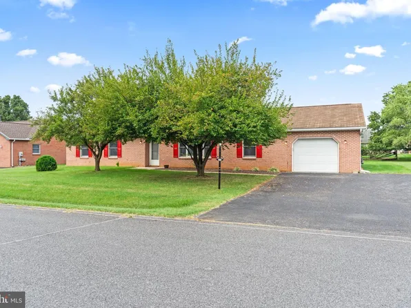 1213 S Pointe Dr, Hagerstown, MD 21740