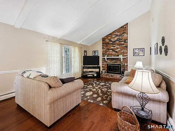 4th image of 305 Eastbury Hill Road