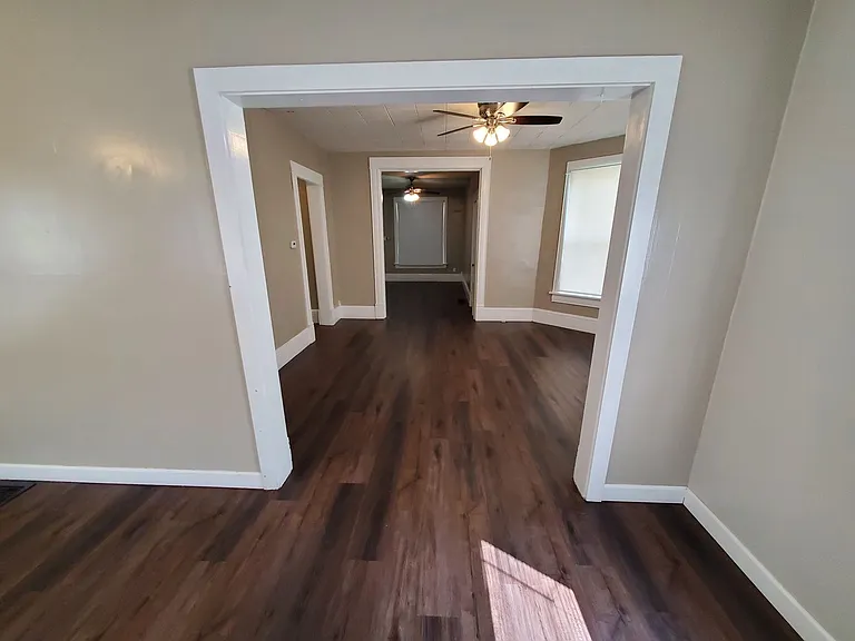 Remodeled 2 Bd with huge kitchen, dining room and living room — Photo 16