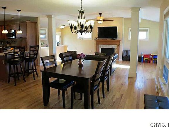4th image of 310 Stillwell Cir