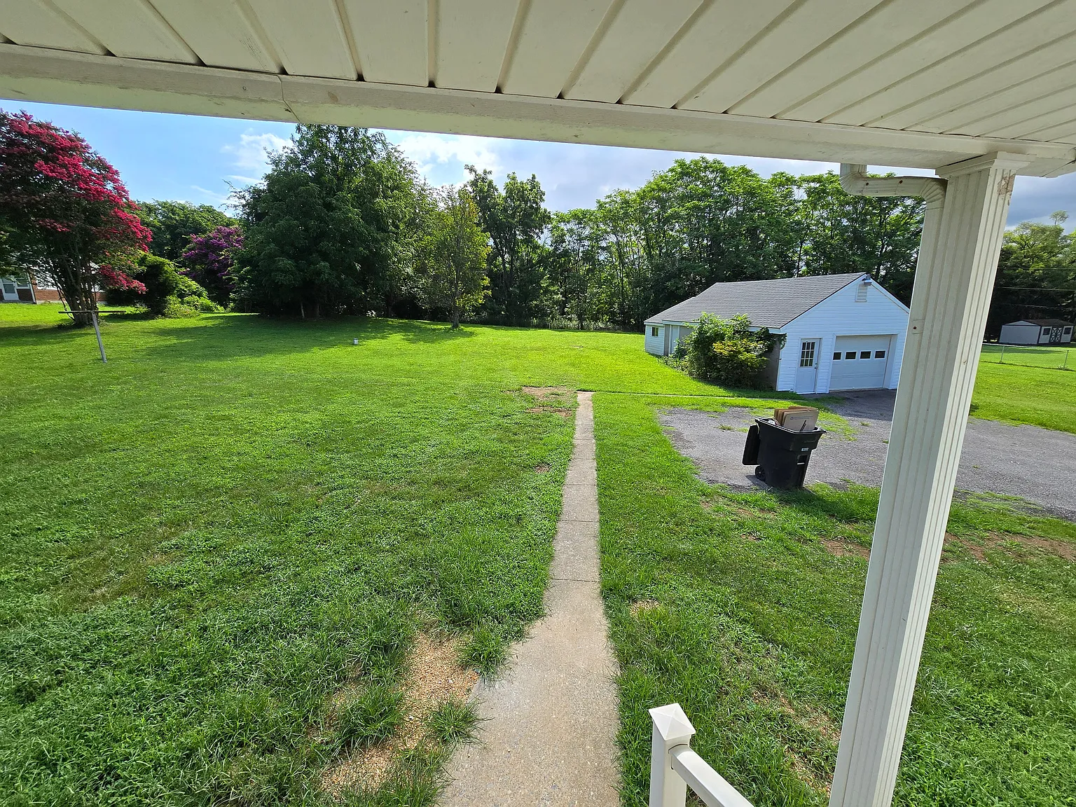 3 bed, 1.5 bath, 1014 sqft, $2,000 — Photo 2