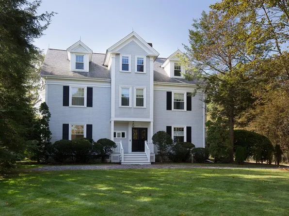 352 Thoreau St, Concord, MA 01742