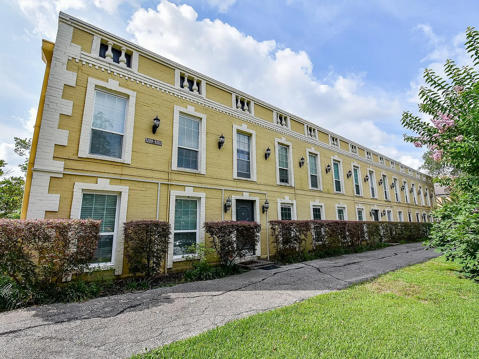 1 bed, 1.0 bath, 744 sqft, $1,350 — Photo 2