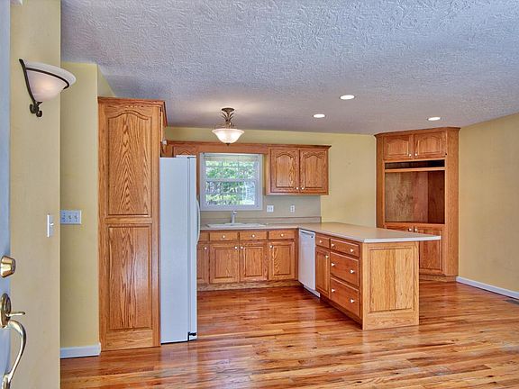 5th image of 1066 Long Branch Dr