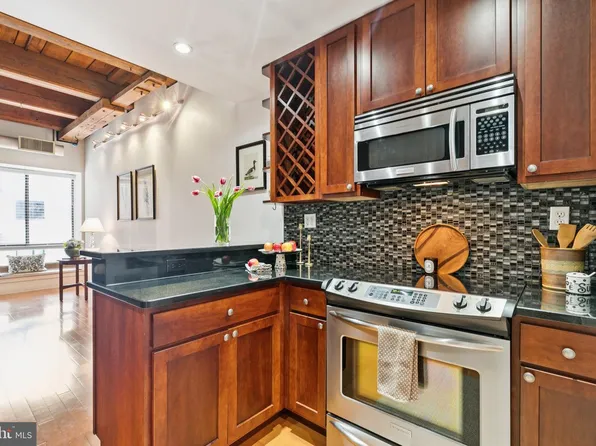 301 Race St APT 410, Philadelphia, PA 19106