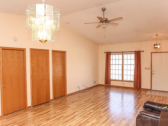 5th image of 1054 Chovan Dr #1054