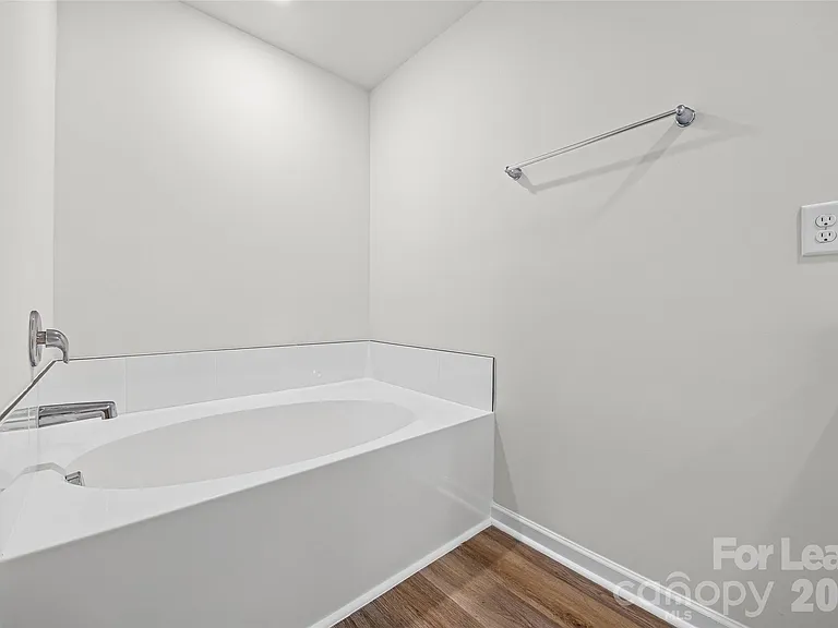 1010 Two Brothers Ln — Photo 19