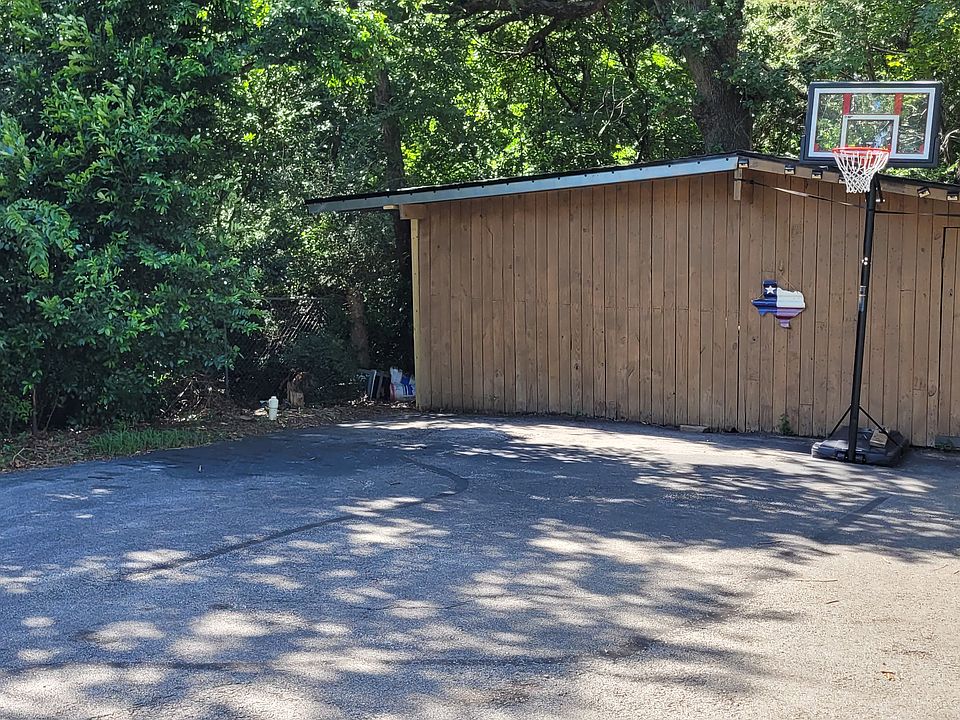 View from front door of apt. Tenant has access to private basketball court. The barn and pens can be made available if tenant desires to keep animals.