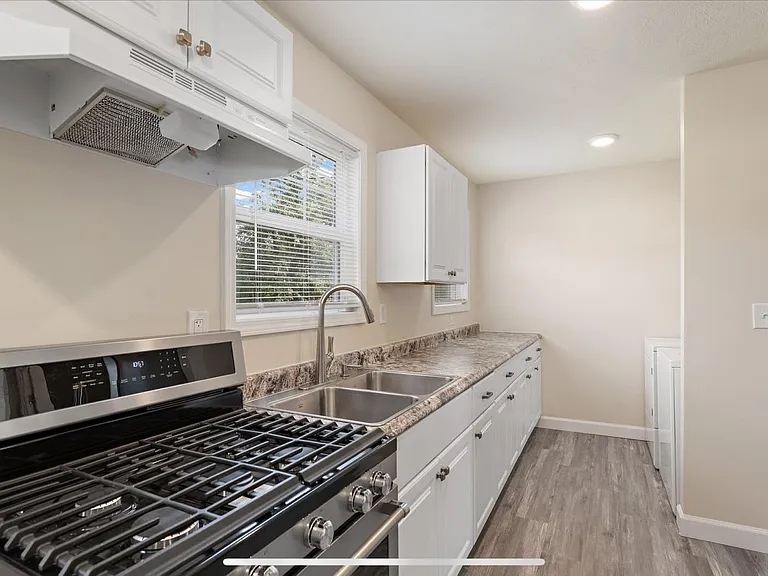 2458 Marshall Dr — Photo 8