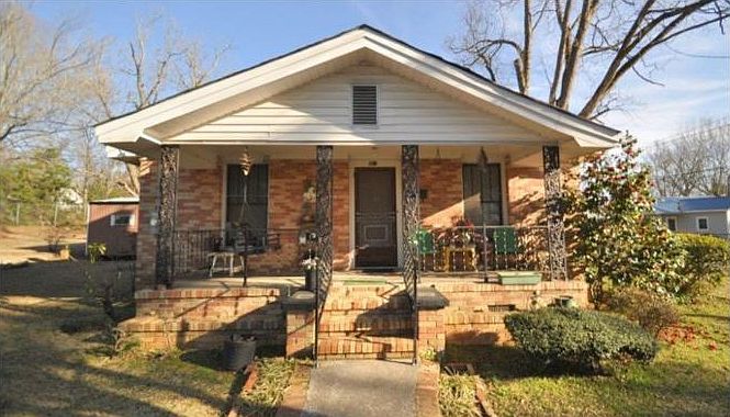 Lovely brick home! Well maintained!