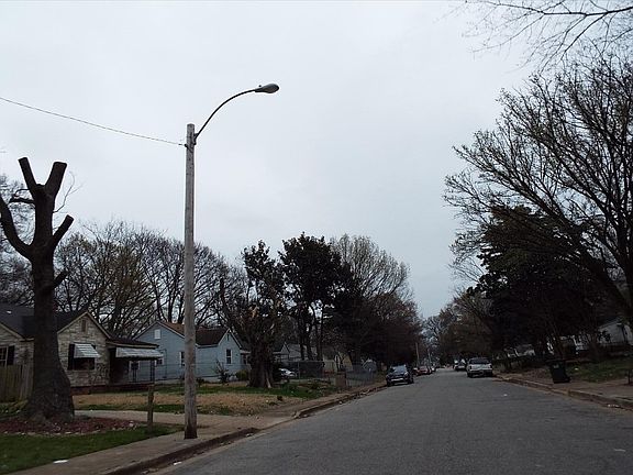 4th image of 1066 E Walthal Cir