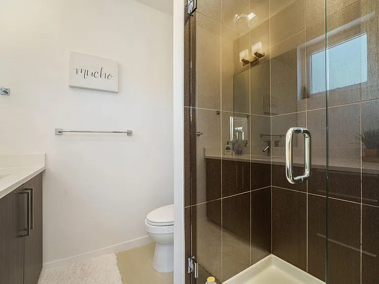 4th bedroom restroom