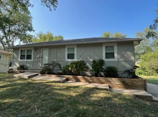 145 NW Lakeview Ct, Blue Springs, MO 64014