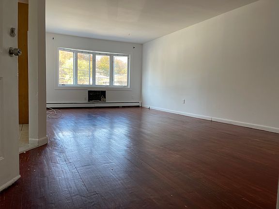 3rd image of 35 Valerie Dr Floor 1