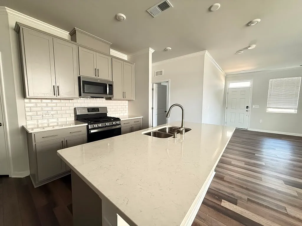 4 bed, 2427 sqft, $2,495 — Photo 4