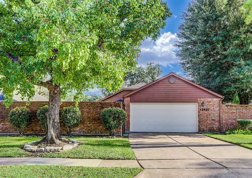 Welcome to 12827 Stancliff Oaks. Peaceful and private.