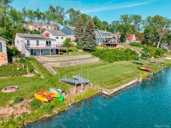 5851 Kinyon Dr, Brighton, MI 48116