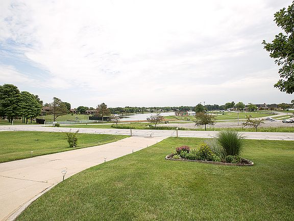 4th image of 1042 W Lakeshore Dr