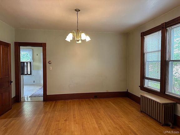 5th image of 224 W Hewitt Ave