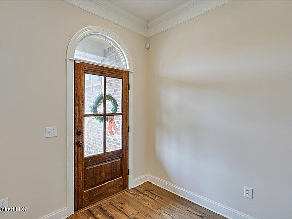 4th image of 922 Clubhouse Dr