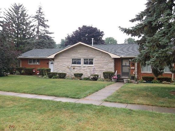 2nd image of 104 Broadway Ave