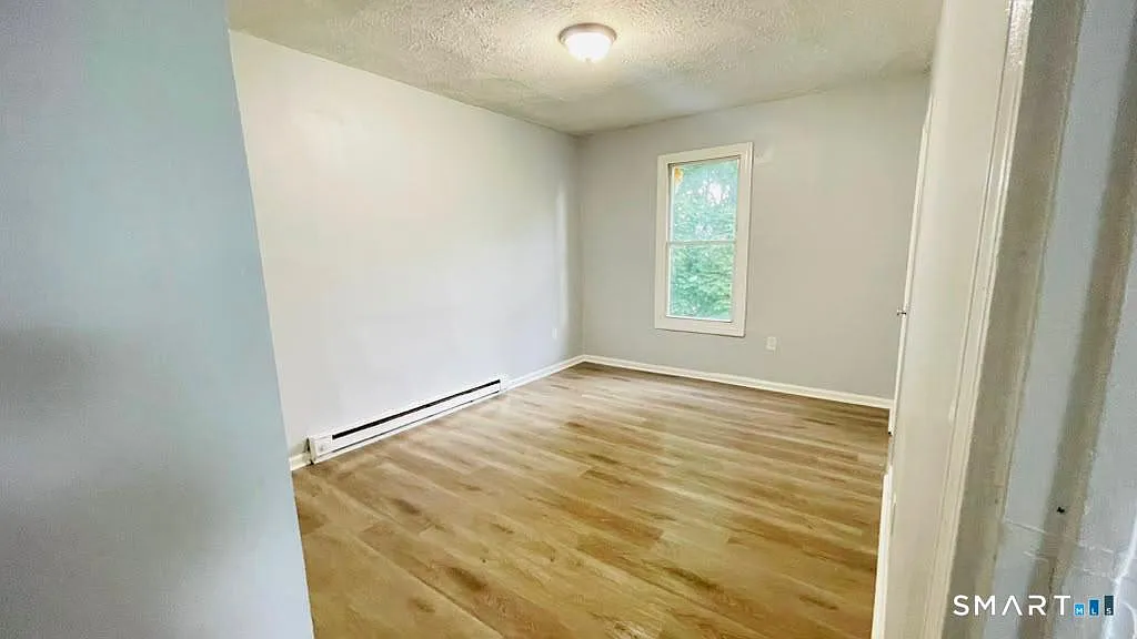 2 bed, 1.0 bath, 850 sqft, $1,350 — Photo 2
