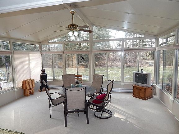 4th image of 647 Maplewood Ct