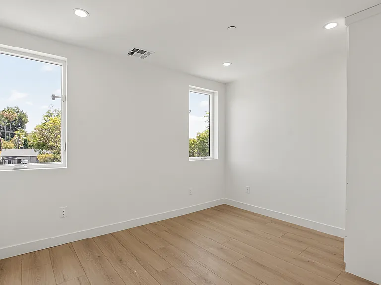 11504 Valjean Ave — Photo 9