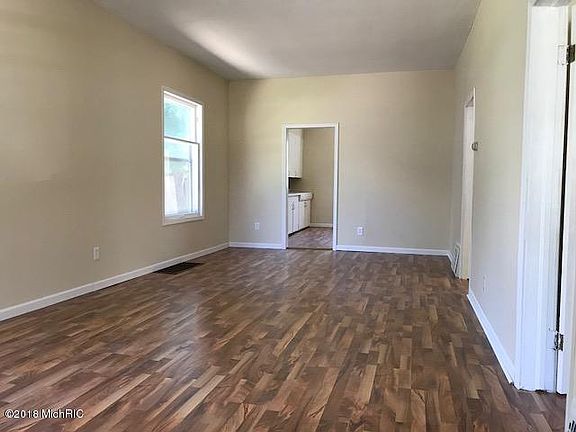 3rd image of 939 W Forest Ave