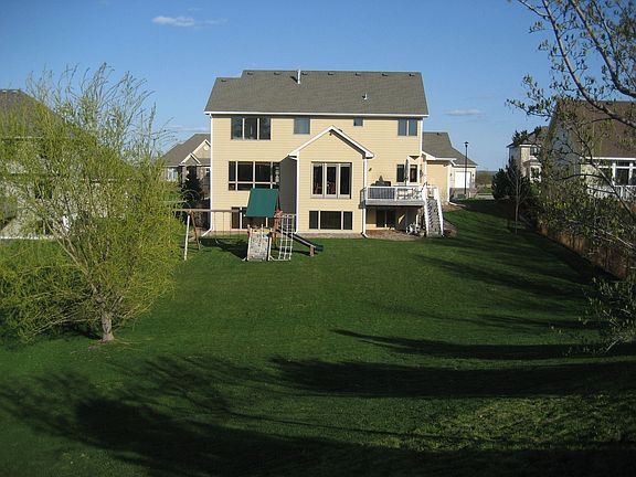 Huge backyard meets neighboring backyards - great for kids and entertaining