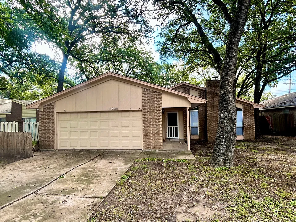 3239 Red Robin Loop