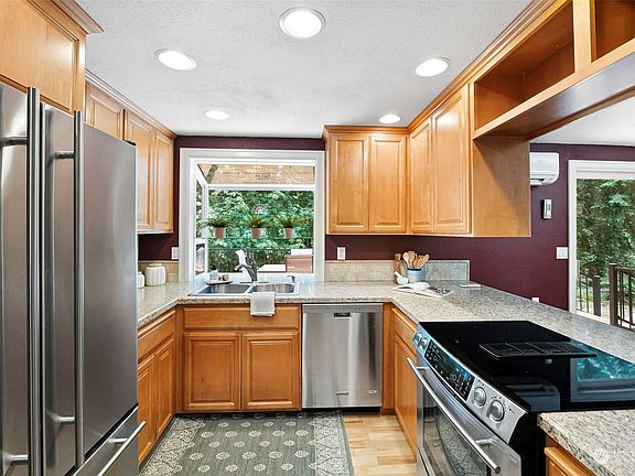 4th image of 6401 50th Avenue E
