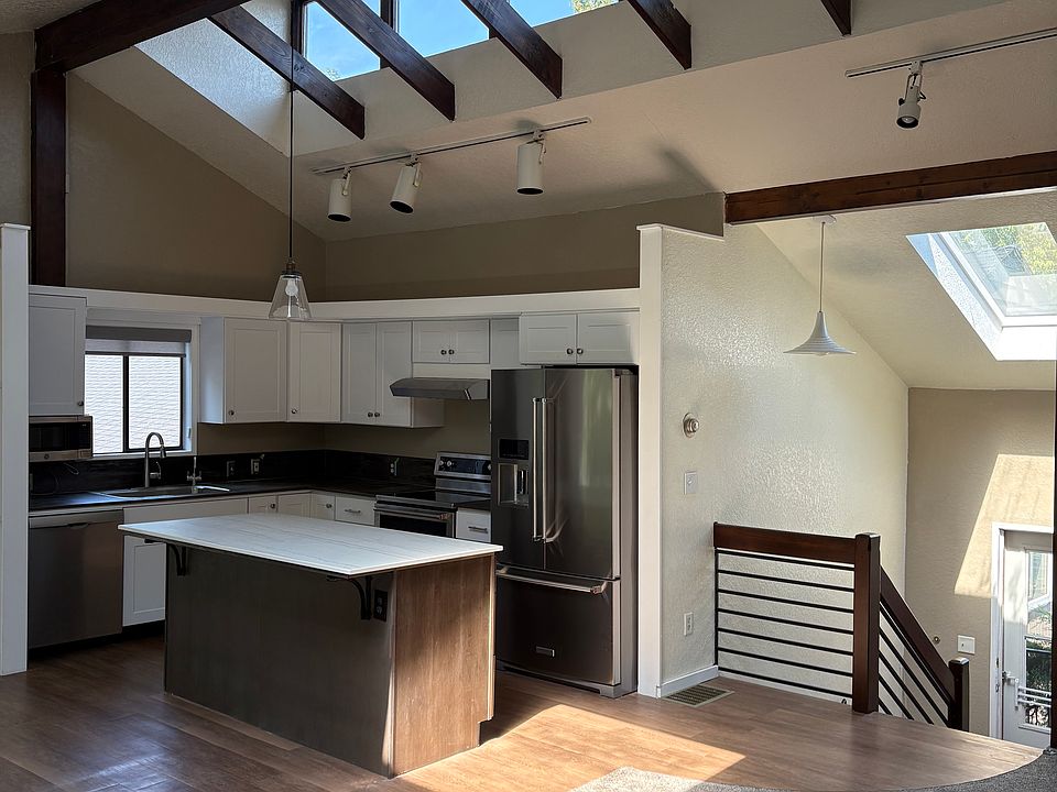 Living room ,dinning room and kitchen Over looks wooded ravine pipers creek runs thru the ravine.