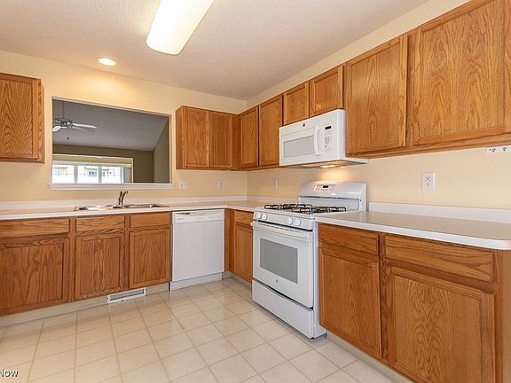 4th image of 223 Heather Ln #18