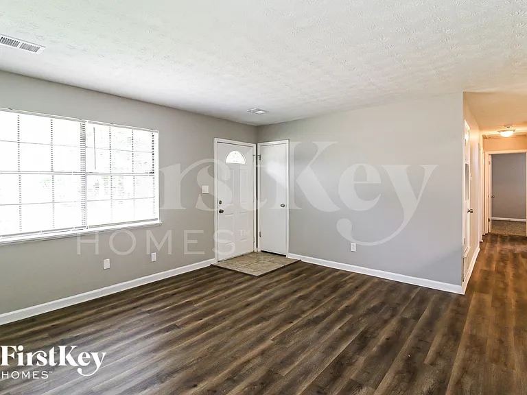 230 Montego Cir — Photo 4