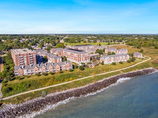 3872 South Lake DRIVE #305, Saint Francis, WI 53235