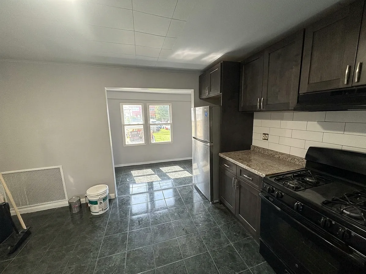 3 bed, 1200 sqft, $3,000 — Photo 2