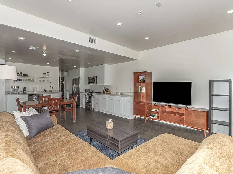 1017 E Garfield St — Photo 4