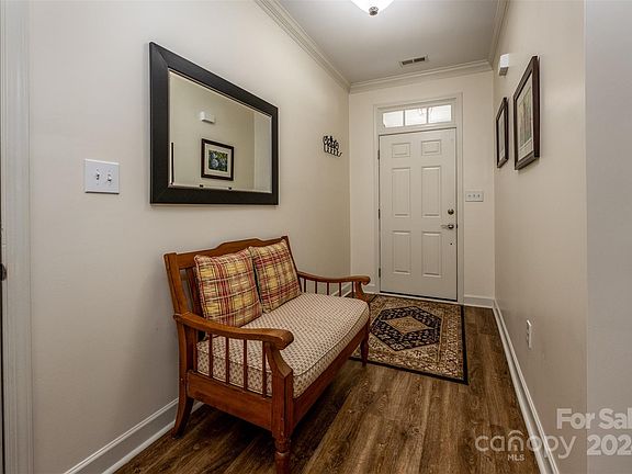 3rd image of 1006 The Glen St