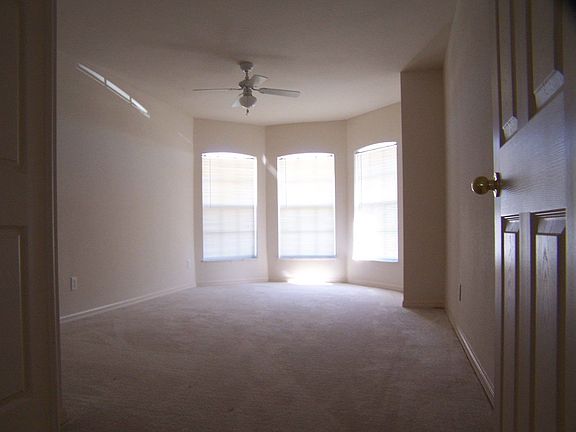 4th image of 304 NW 18th Pl