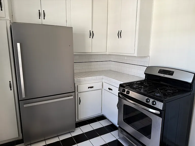 408 N Doheny Dr — Photo 13