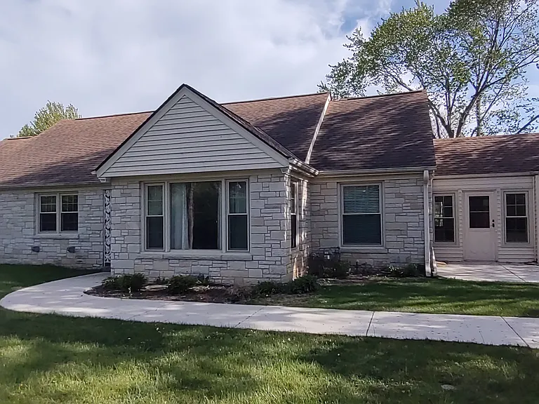 17565 W Wisconsin Ave — Photo 1