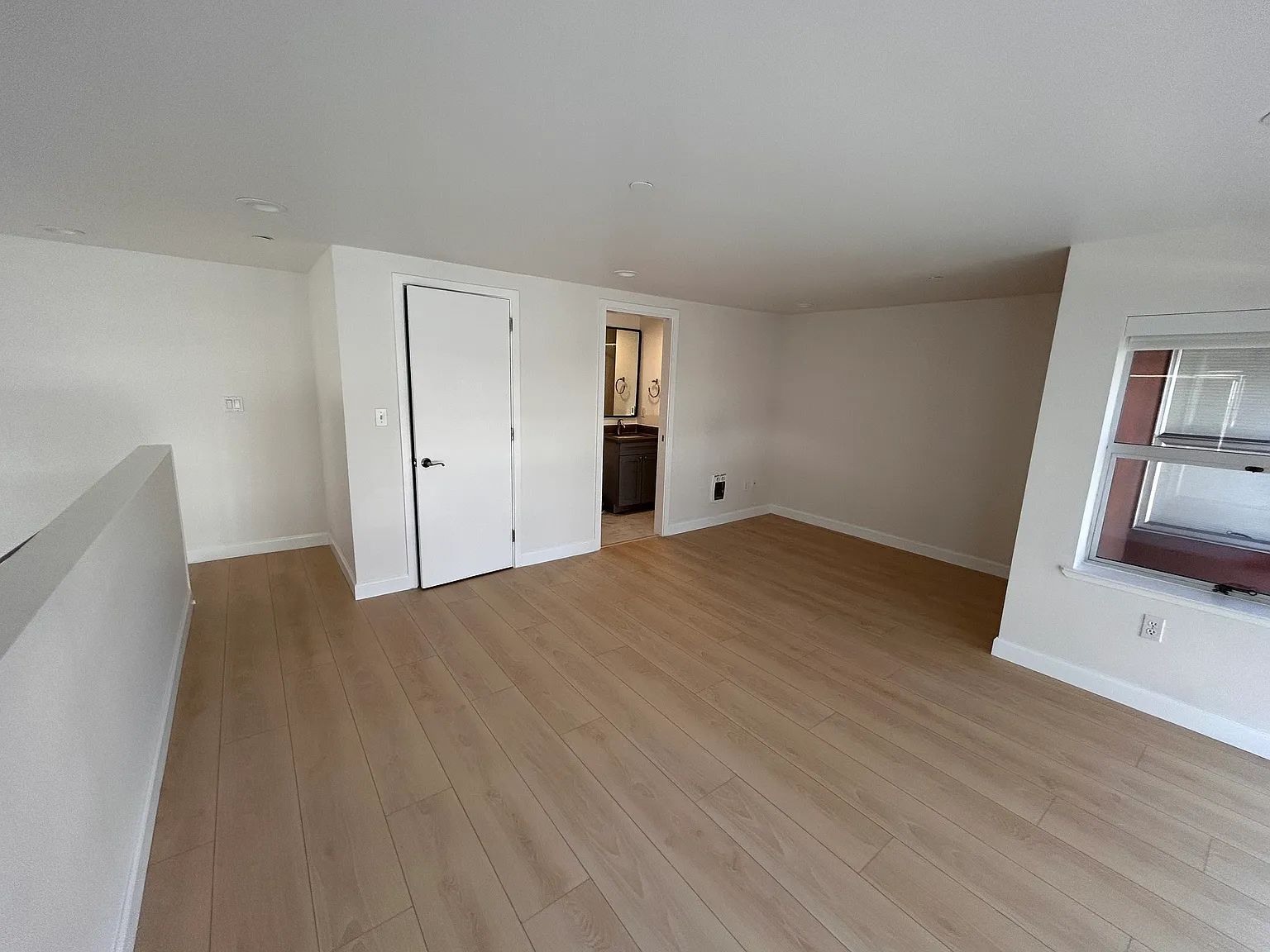 1 bed, 1042 sqft, $5,200 — Photo 4