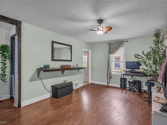 3rd image of 926 Warwick Dr