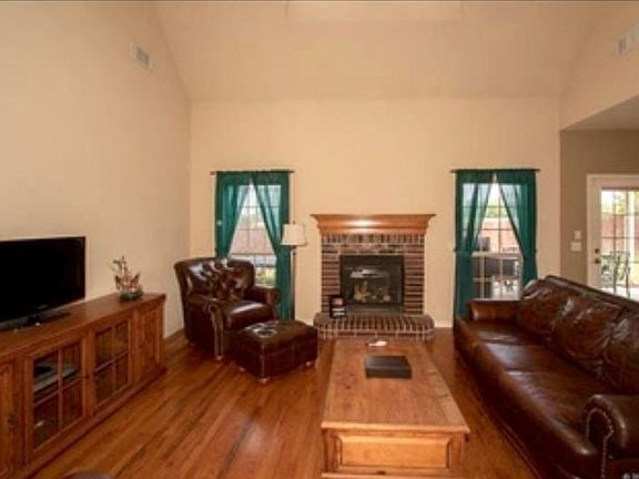 5th image of 808 W Juneau St