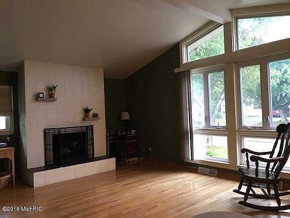 3rd image of 605 N Lavinia St