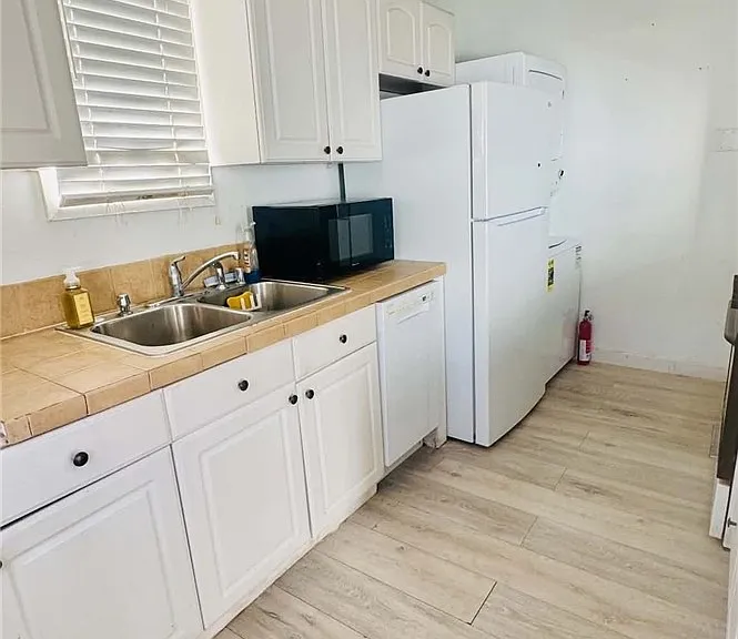 1104 Torrance Blvd — Photo 3