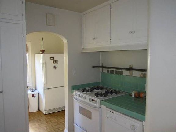 kitchen w/gas stove